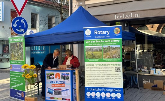 Rotary Club: Stand am Bauernmarkt Bühl 